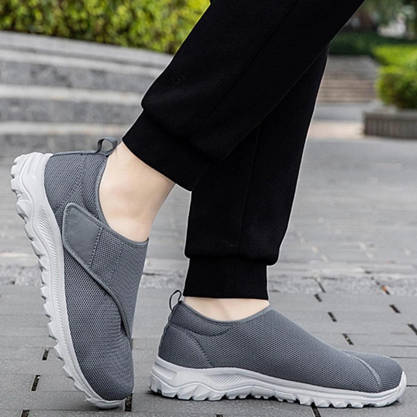 Leisure Sports Velcro Elderly Shoes with Wide and Swollen Feet for Middle-Aged and Elderly Men and Women, Soft Soled Walking Shoes